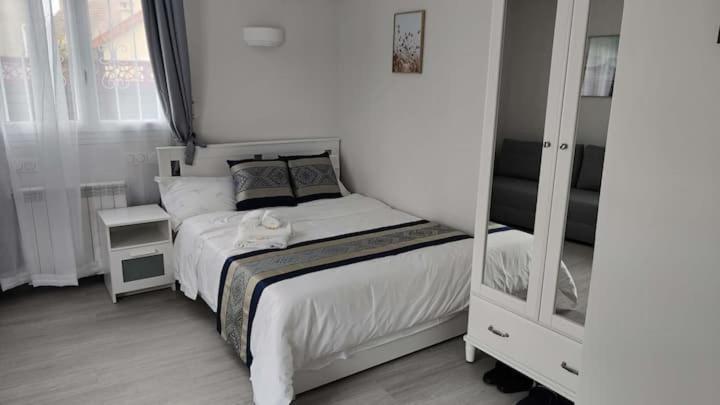 Chambre Privee Pour 4 Personnes En Banlieue Parisienne A Bondy Exterior photo