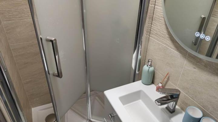 Chambre Privee Pour 4 Personnes En Banlieue Parisienne A Bondy Exterior photo